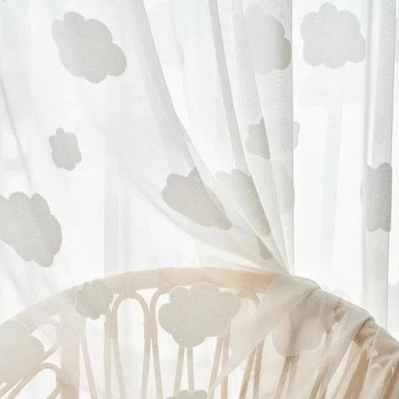 Voilage décoratif avec motifs de nuages blancs pour chambre d'enfant, offrant une touche de douceur et d'élégance à la décoration intérieure. Ce rideau translucide est idéal pour filtrer délicatement la lumière tout en ajoutant une ambiance apaisante. Parfait pour créer une atmosphère sereine dans la chambre de votre enfant.