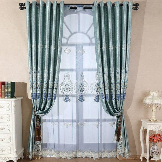 Rideaux élégants bleu-vert avec motifs floraux, idéal pour embellir un salon grâce à son design raffiné et ses détails brodés. Ces rideaux créent une ambiance chaleureuse et invitante tout en permettant une diffusion douce de la lumière naturelle. Parfaits pour une décoration classique et sophistiquée.