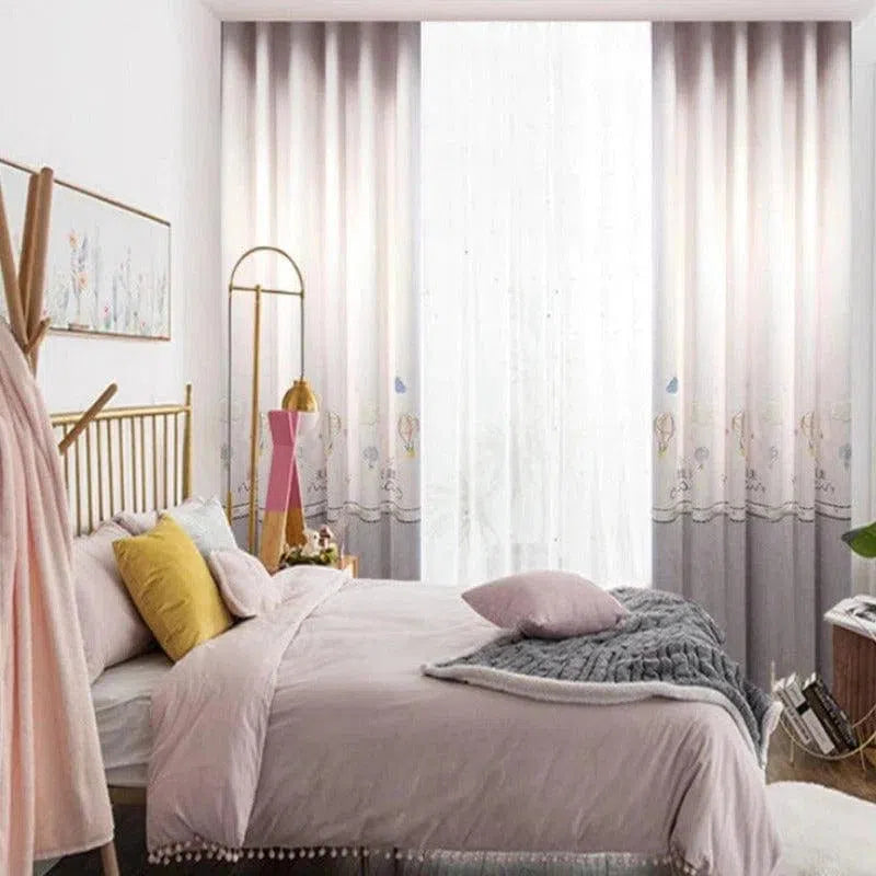 Chambre moderne avec lit double et rideaux élégants. Couettes et oreillers doux en tons pastel, combinés à un design raffiné. Luminaire doré et éléments décoratifs, créant une ambiance chaleureuse et accueillante. Chambre parfaite pour un intérieur apaisant et stylé.
