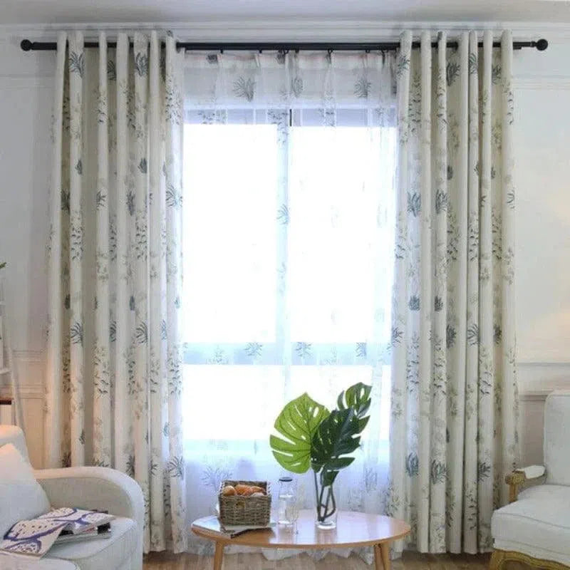 Rideau élégant avec motifs floraux, idéal pour salon ou chambre, offrant une ambiance lumineuse et naturelle. Accroché à une tringle noire, ce rideau ajoute une touche de sophistication moderne à votre décoration intérieure.