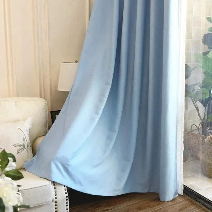 Rideau bleu pastel élégant pour salon moderne, ajoutant une touche de sophistication et de tranquillité à votre décoration intérieure. Idéal pour adoucir la lumière naturelle et créer une atmosphère apaisante dans votre espace de vie. Parfait pour les fenêtres de grande taille, ce rideau est à la fois pratique et esthétique, complétant parfaitement un décor contemporain.