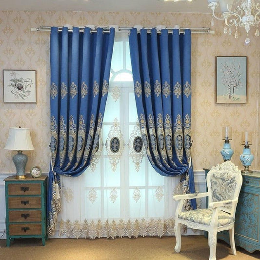 Rideaux élégants bleu royal avec motifs dorés, ajoutant une touche sophistiquée à votre salon. Idéaux pour créer une ambiance chic et royale, ces rideaux sont parfaits pour habiller vos fenêtres avec style. Décoration intérieure raffinée, harmonieusement assortie avec des meubles et accessoires décoratifs. Transformez votre espace de vie avec ce design luxueux et intemporel.