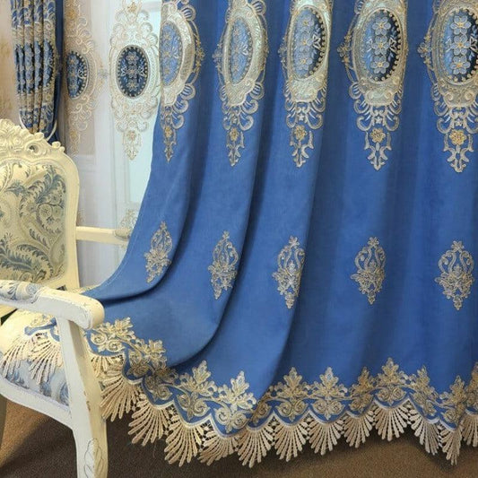 Rideaux élégants en bleu royal avec motifs baroques dorés. Ces rideaux luxueux ajoutent une touche de sophistication et d'élégance à n'importe quelle pièce. Parfaits pour le salon ou la chambre, ils garantissent un style raffiné et classique. Découvrez l'harmonie entre tradition et modernité pour sublimer votre intérieur.
