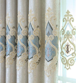 Rideaux élégants avec motifs brodés, design raffiné, parfaits pour ajouter une touche sophistiquée à votre intérieur. Leurs détails délicats et leurs motifs complexes apportent charme et élégance à toute pièce. Ces rideaux décoratifs sont idéaux pour sublimer un salon ou une chambre avec leur allure majestueuse.