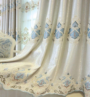 Rideaux élégants avec motifs brodés bleus et dorés pour une décoration intérieure chic et sophistiquée, parfaits pour apporter une touche de luxe à votre salon ou chambre.