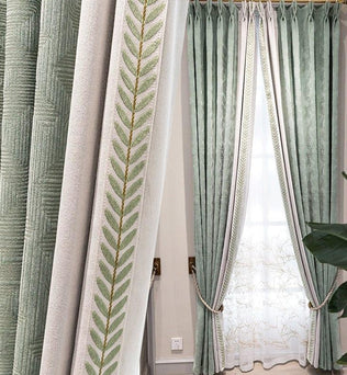 Paire de rideaux élégants vert clair pour une décoration intérieure raffinée, avec des motifs brodés et un style moderne adapté à tout type de salon ou chambre à coucher. Embellissez votre espace avec ces rideaux chic et sophistiqués, parfaits pour filtrer la lumière tout en ajoutant une touche d'élégance à votre maison.