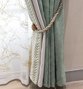 Rideau élégant avec motif végétal et bordure décorative, idéal pour ajouter une touche de sophistication à votre intérieur. Ce rideau de couleur douce est attaché avec une embrasse torsadée, offrant une esthétique raffinée et naturelle pour toute pièce de la maison. Parfait pour harmoniser votre espace de vie en alliant style et fonctionnalité.