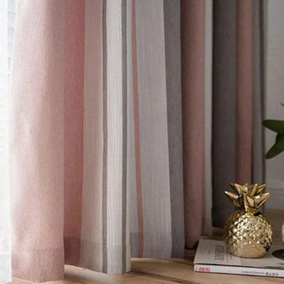 Rideaux élégants multicolores s'harmonisant avec un design intérieur moderne, mettant en valeur une ambiance chaleureuse et accueillante. Idéal pour personnaliser votre espace de vie avec style. Parfait pour les salons contemporains, ces rideaux offrent une touche de couleur douce tout en améliorant l'intimité. Accessoire idéal pour une décoration raffinée et tendance.