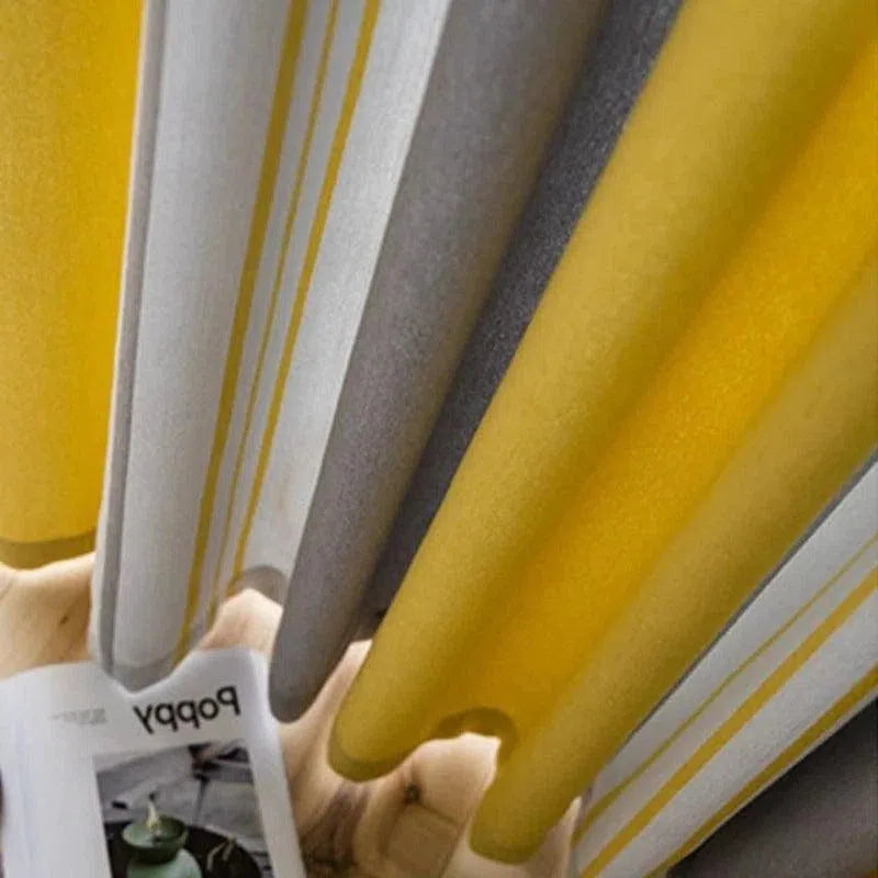 Rideaux rayés contemporains gris et jaunes avec une touche élégante, parfaits pour apporter une ambiance moderne à votre intérieur. Ces rideaux ajoutent une touche de couleur et de style à n'importe quelle pièce, créant une atmosphère lumineuse et accueillante. Parfaits pour le salon ou la chambre, ils allient fonctionnalité et design tendance.