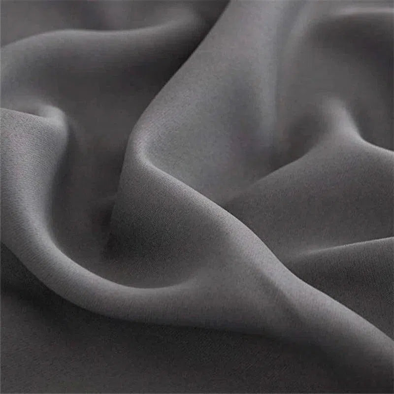 Rideau élégant gris sombre, design moderne s'adaptant à tout type d'intérieur, parfait pour ajouter une touche de sophistication à votre décoration. Ideal pour les chambres et les salons, ce rideau ajoute une ambiance chaleureuse et accueillante.