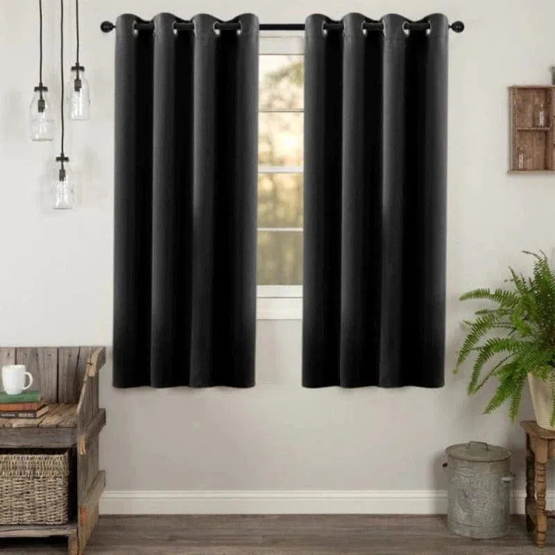 Rideau opaque noir pour salon avec œillets modernes, ajoutant une touche élégante à la décoration intérieure. Parfait pour bloquer la lumière et préserver l'intimité. Idéal pour un aménagement de style contemporain.