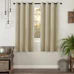 Rideau beige moderne avec œillets, offrant une excellente solution pour filtrer la lumière et ajouter une touche élégante à votre salon. Ce rideau chic et fonctionnel est idéal pour créer une ambiance chaleureuse et intime. Accessoire déco parfait pour tout type d'intérieur.