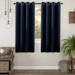 Rideau occultant bleu marine moderne dans une pièce lumineuse, suspendu à une tringle noire. Idéal pour bloquer la lumière et ajouter une touche élégante à votre décoration intérieure. Parfait pour les salons ou chambres à coucher.