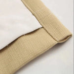 Gros plan sur une housse de protection beige avec bordure soigneusement finie, idéale pour ajouter une touche élégante et discrète à votre intérieur tout en protégeant vos meubles. Design moderne et épuré, parfait pour s'adapter à divers styles de décoration.