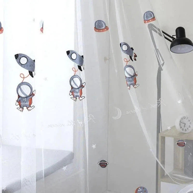 Rideau décoratif pour chambre d'enfant avec motifs spatiaux, présentant des astronautes et des fusées. Idéal pour créer une ambiance ludique et stimuler l'imagination des petits aventuriers passionnés par l'espace. Accessoire de décoration parfait pour une chambre à thème cosmique.