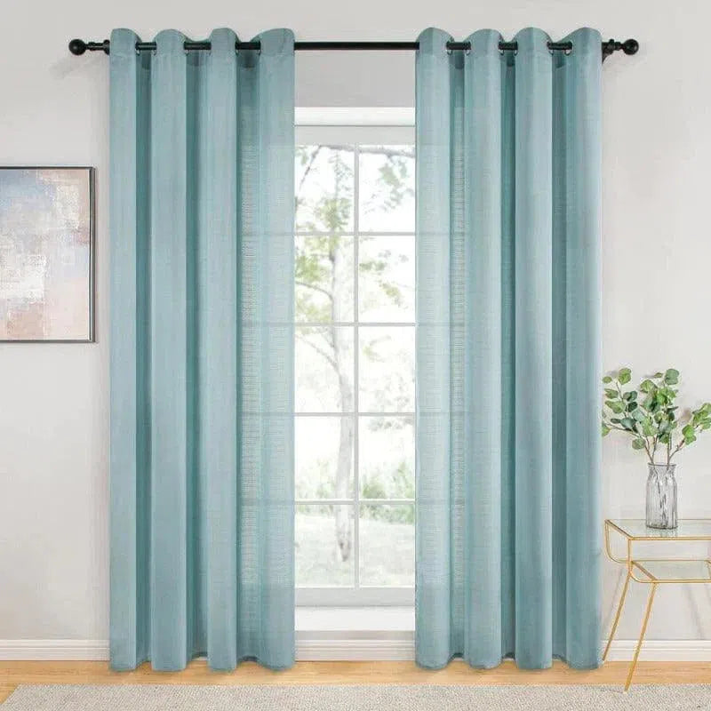 Rideau bleu pâle pour salon moderne, style épuré, découpe droite, monté sur tringle noire. Évoque une ambiance lumineuse et élégante, parfait pour les grandes fenêtres. Accessoire de décoration intérieure apportant une touche de fraîcheur et d'harmonie à votre espace de vie.