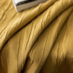 Produit textile coloré en jaune avec un design plissé, idéal pour confectionner vêtements ou accessoires modernes. Style élégant et tendance pour une touche unique dans votre garde-robe.