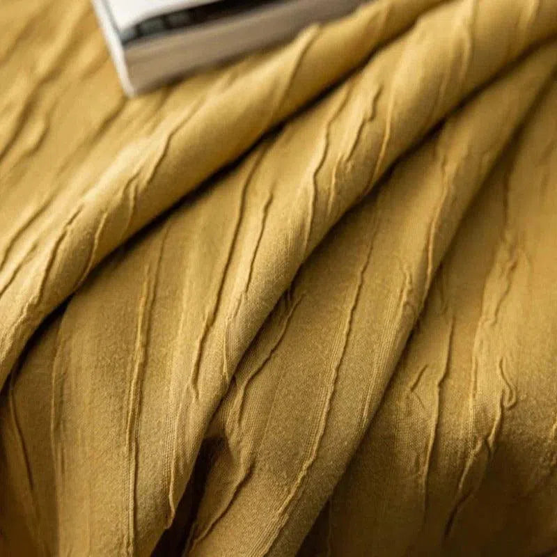Produit textile coloré en jaune avec un design plissé, idéal pour confectionner vêtements ou accessoires modernes. Style élégant et tendance pour une touche unique dans votre garde-robe.