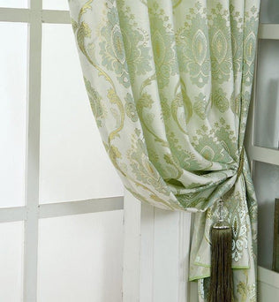 Rideau élégant avec motif floral vert et doré, idéal pour une décoration intérieure raffinée. Ce rideau s'harmonise parfaitement avec des espaces lumineux et ajoute une touche de sophistication à votre salon ou chambre. L'attache intégrée permet un maintien esthétique tout en mettant en valeur les détails du design. Parfait pour créer une ambiance chaleureuse et élégante.