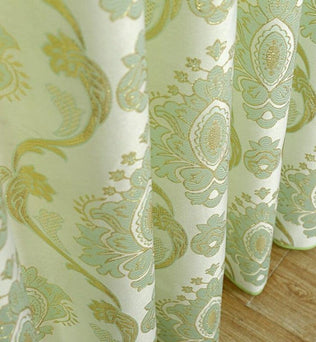 Rideau élégant avec motifs floraux verts et dorés, ajoutant une touche raffinée à votre décoration intérieure. Parfait pour un salon ou une chambre à coucher, ce rideau offre une ambiance luxueuse et accueillante grâce à ses détails délicats. Transformez votre espace avec ce design sophistiqué et intemporel.