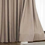 Rideau beige élégant avec plis raffinés, parfait pour ajouter une touche de sophistication à votre intérieur. Idéal pour le salon ou la chambre, ce rideau offre une finition soignée et est facile à associer à différents styles de décoration. Transformez vos espaces avec ce décor intemporel.