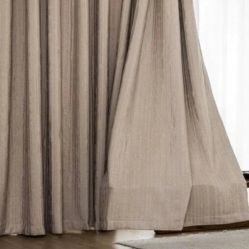 Rideau beige élégant avec plis raffinés, parfait pour ajouter une touche de sophistication à votre intérieur. Idéal pour le salon ou la chambre, ce rideau offre une finition soignée et est facile à associer à différents styles de décoration. Transformez vos espaces avec ce décor intemporel.