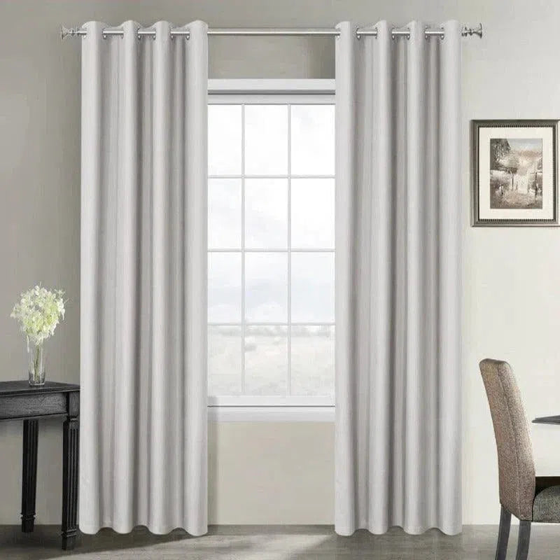 Rideaux occultants gris élégants dans un salon moderne avec une fenêtre lumineuse. Idéal pour une décoration intérieure chic et contemporaine, ce produit optimise l'intimité tout en ajoutant une touche de sophistication à votre espace de vie.
