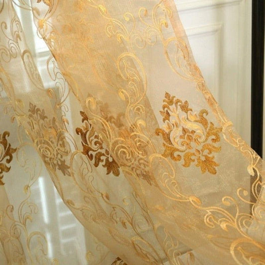 Rideau décoratif élégant avec motifs dorés, embellissement raffiné pour salon, apportant une touche de luxe et de sophistication à la décoration intérieure, idéal pour adoucir la lumière naturelle.