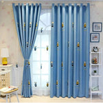 Rideaux bleus pour chambre d'enfant, décorés avec des motifs de petits personnages mignons, idéals pour créer une ambiance ludique et chaleureuse dans une pièce. Ces rideaux offrent une touche de couleur et de fantaisie, parfaits pour personnaliser la décoration d'une chambre d'enfant.