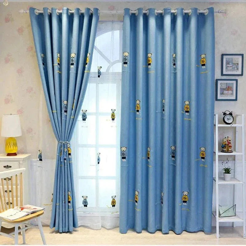 Rideaux bleus pour chambre d'enfant, décorés avec des motifs de petits personnages mignons, idéals pour créer une ambiance ludique et chaleureuse dans une pièce. Ces rideaux offrent une touche de couleur et de fantaisie, parfaits pour personnaliser la décoration d'une chambre d'enfant.