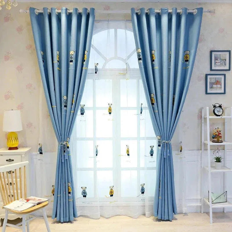 Rideaux bleus pour chambre d’enfant avec motif animal, parfaits pour ajouter une touche ludique et dynamique. Ces rideaux offrent une excellente solution pour bloquer la lumière tout en embellissant la décoration intérieure. Idéal pour créer une ambiance joyeuse et harmonieuse dans une chambre d’enfant ou une salle de jeux. Accessoirisez la pièce avec ces rideaux attrayants et fonctionnels pour un style unique.