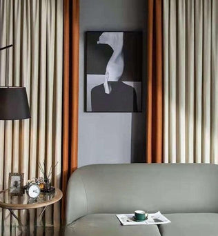 Salon élégant avec un canapé moderne, tableau abstrait, rideaux aux tons doux et lampe noire. Table d'appoint avec horloge et cadres photo. Atmosphère contemporaine et confortable. Idéal pour décoration intérieure sophistiquée.