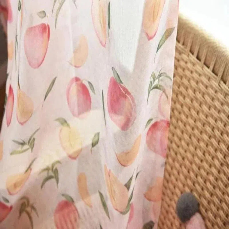 Écharpe élégante à motif de pêches pastel, accessoire de mode tendance pour toutes saisons, design frais et doux, idéal pour un look fruité et estival.