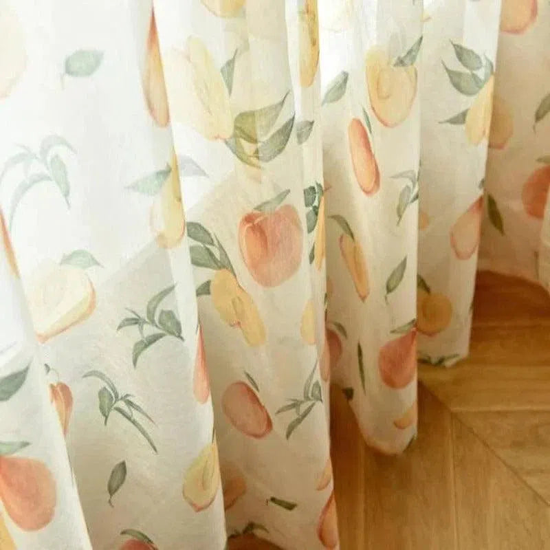 Rideau décoratif à motifs de fruits, parfait pour ajouter une touche de fraîcheur et de couleur à votre intérieur. Motifs de pêches sur fond clair, idéal pour les cuisines ou salons modernes. Découvrez comment ce design élégant apporte une ambiance estivale et joyeuse à votre maison.