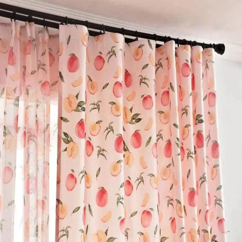 Rideau décoratif aux motifs de pêches, idéal pour ajouter une touche fruitée et colorée à votre intérieur. Ce rideau est parfait pour créer une atmosphère chaleureuse et accueillante dans votre salon, chambre ou cuisine. Design fruité tendance et élégant, facile à installer sur une tringle standard.