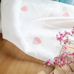 Voilage décoratif blanc avec motifs de cœurs roses, idéal pour apporter une touche romantique à votre intérieur. Parfait pour le salon ou la chambre, ce voilage embellit vos fenêtres tout en offrant une ambiance douce et élégante. Accessoire de décoration incontournable pour ceux qui recherchent une atmosphère apaisante et charmante.