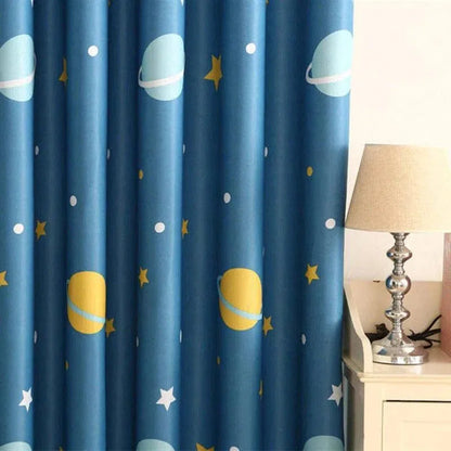 Rideaux d'obscurcissement décorés de motifs planétaires et d'étoiles. Idéal pour la chambre d'enfant. Couleur bleue avec imprimés jaunes et blancs, s'accorde parfaitement à un décor spatial. Accessoire de maison esthétique et fonctionnel.