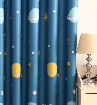 Rideaux d'obscurcissement décorés de motifs planétaires et d'étoiles. Idéal pour la chambre d'enfant. Couleur bleue avec imprimés jaunes et blancs, s'accorde parfaitement à un décor spatial. Accessoire de maison esthétique et fonctionnel.