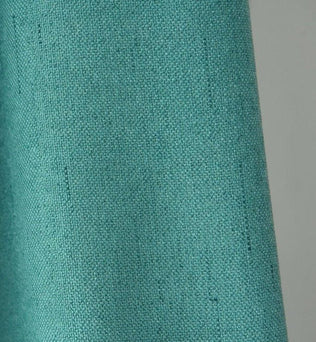 Rideau turquoise élégant, idéal pour ajouter une touche de couleur à votre intérieur. Ce modèle moderne s'adapte parfaitement aux salons, chambres ou espaces de bureau, offrant une ambiance sereine et stylée. Accessoire parfait pour une décoration contemporaine.