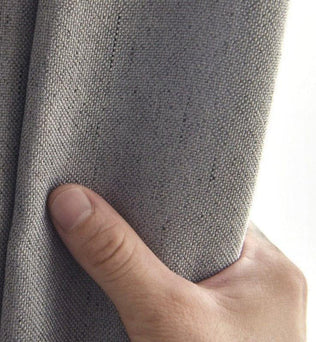 Rideau gris moderne avec texture détaillée, idéal pour décoration intérieure élégante et contemporaine. Ce modèle de rideau assure une ambiance chaleureuse tout en offrant une protection visuelle et un style raffiné à votre espace de vie. Parfait pour salon, chambre ou bureau.