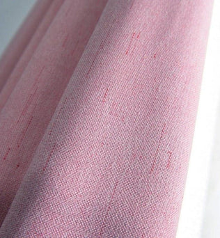 Rideau rose élégant, parfait pour une décoration intérieure moderne et chaleureuse. Idéal pour apporter une touche de couleur douce et subtile à votre salon ou chambre à coucher. Accessoire déco tendance pour une ambiance apaisante et chic.