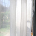 Rideau blanc translucide pour salon, idéal pour un éclairage naturel doux et une ambiance accueillante, accessoire de maison moderne et élégant, parfait pour tous les styles de décoration intérieure.