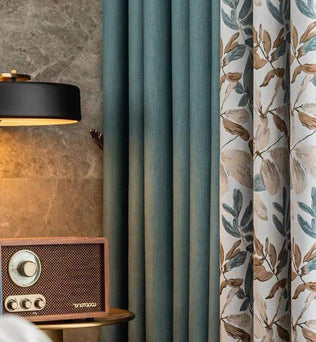 Rideau élégant avec motifs floraux et couleurs douces, apportant une touche de sophistication et de fraîcheur à la décoration intérieure ; idéal pour créer une ambiance chaleureuse et accueillante dans votre salon ou chambre.