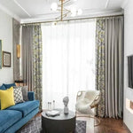 Rideau élégant pour salon moderne, combinant motifs floraux et tons neutres, ajoutant une touche de style et de sophistication à tout intérieur. Parfait pour optimiser la lumière naturelle tout en assurant une ambiance chaleureuse et accueillante. Accessoire de décoration idéal pour transformer l'atmosphère de votre pièce à vivre.