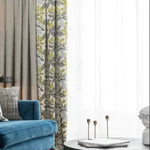 Rideau élégant à motif floral dans un salon moderne, parfait pour ajouter une touche colorée et chaleureuse à votre intérieur. Idéal pour créer une ambiance accueillante tout en filtrant délicatement la lumière extérieure.