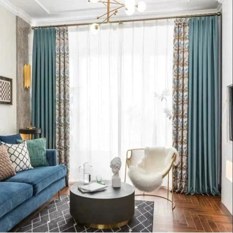 Rideau élégant avec motifs floraux et couleurs sobres, idéal pour rehausser la décoration intérieure d'un salon moderne. Le design contemporain s'intègre parfaitement avec un canapé bleu et des accessoires déco chic, créant une ambiance raffinée et accueillante. Parfait pour donner une touche sophistiquée à toute pièce.