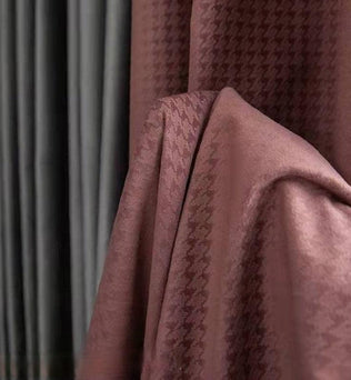 Rideau à motif pied-de-poule brun, idéal pour une décoration intérieure élégante et moderne. Ce rideau offre une excellente solution pour habiller vos fenêtres tout en ajoutant une touche de raffinement à votre espace de vie. Parfait pour le salon, la chambre à coucher ou le bureau, il combine style et fonctionnalité pour améliorer l'ambiance de votre intérieur.