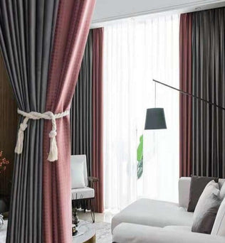 Rideaux élégants pour salon moderne, combinant teintes gris et rose pour créer une ambiance chaleureuse et sophistiquée. Parfait pour filtrer la lumière tout en ajoutant une touche de style et de confort à votre espace intérieur.