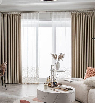 Paire de rideaux élégants pour salon moderne, offrant une ambiance chaleureuse et lumineuse. Idéal pour les grandes fenêtres, ces rideaux offrent une touche raffinée à votre décoration intérieure. Parfait pour un espace accueillant et contemporain.