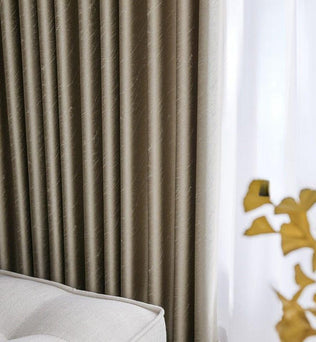 Rideau élégant dans un salon moderne avec un canapé clair et des plantes décoratives. Crée une atmosphère cosy et accueillante. Accentuera votre décoration intérieure avec style et simplicité. Parfait pour filtrer la lumière tout en préservant votre intimité.
